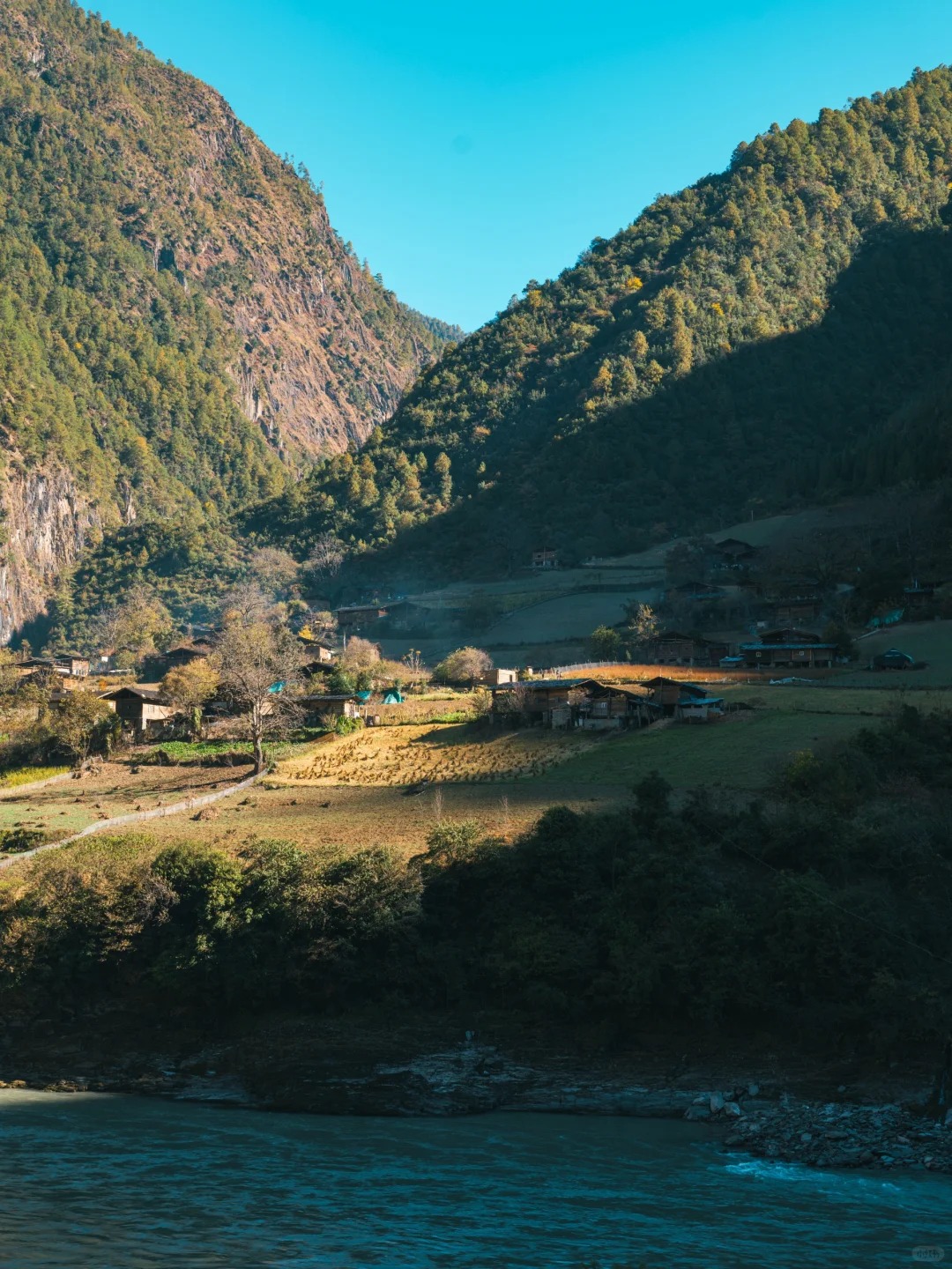 云南旅游,云南旅行社,云南團(tuán)建公司,云南策劃公司,云南會議會展,怒江旅游,怒江旅行社,怒江團(tuán)建公司,怒江策劃公司,怒江會議會展：茶馬古道上的活化石村落，霧里看“仙”！ | 峽谷間的時序詩篇